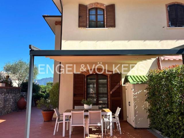 Villa Bifamiliare in affitto ad Ameglia via Camisano, arredato, giardino privato, posto auto TrovaCasa