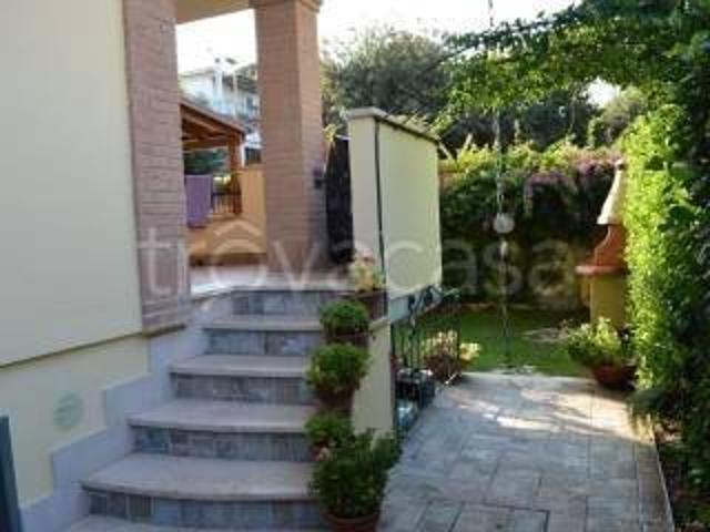 Villa Bifamiliare in in affitto da privato a Fiumicino via Numana, 34D, arredato, posto auto, da privato TrovaCasa