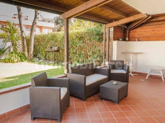 Villa Bifamiliare in in affitto da privato a Fiumicino via Praiano, 42, arredato, giardino, da privato TrovaCasa