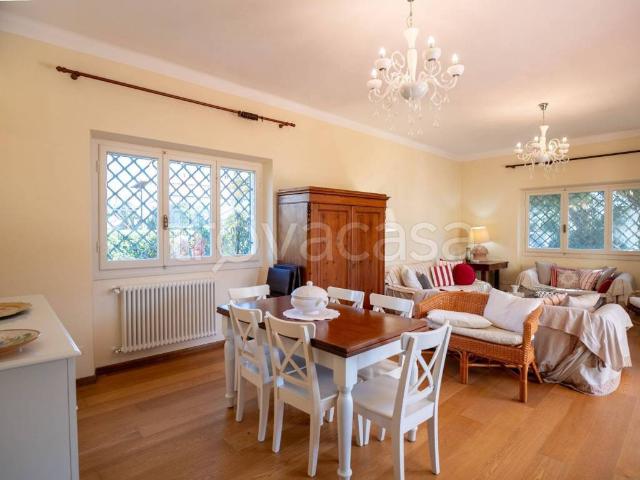 Villa Bifamiliare in in affitto da privato a Forte dei Marmi via Trento, 22, giardino privato, da privato TrovaCasa