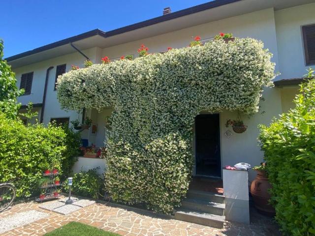 Villa Bifamiliare in in affitto da privato a Pietrasanta via Piave, 19, giardino, da privato, doppia esposizione TrovaCasa