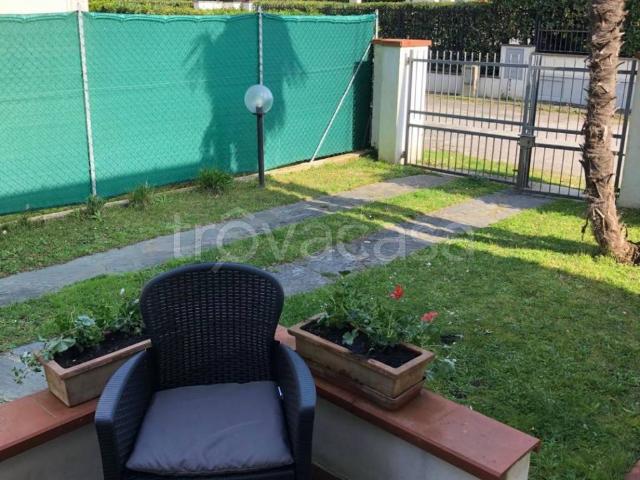 Villa Bifamiliare in in affitto da privato a Pietrasanta via Umberto Maddalena, 91, giardino privato, posto auto, da privato TrovaCasa