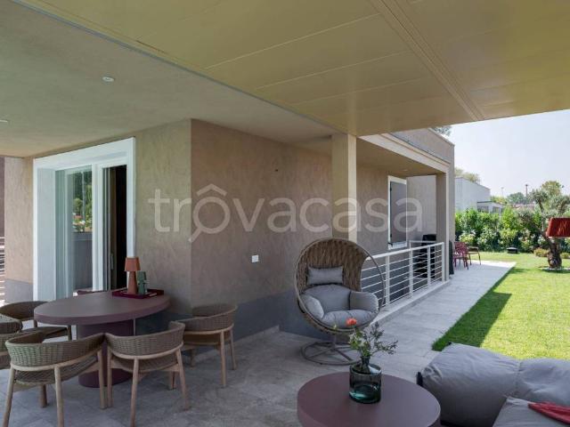 Villa Bifamiliare in in affitto da privato a Sirmione via Antonio Pigafetta, 11, giardino privato, box, terrazzo TrovaCasa