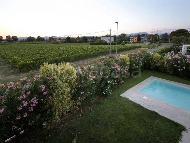 Villa Bifamiliare in in affitto da privato a Sirmione via Giovanni Caboto, giardino privato, box, terrazzo TrovaCasa