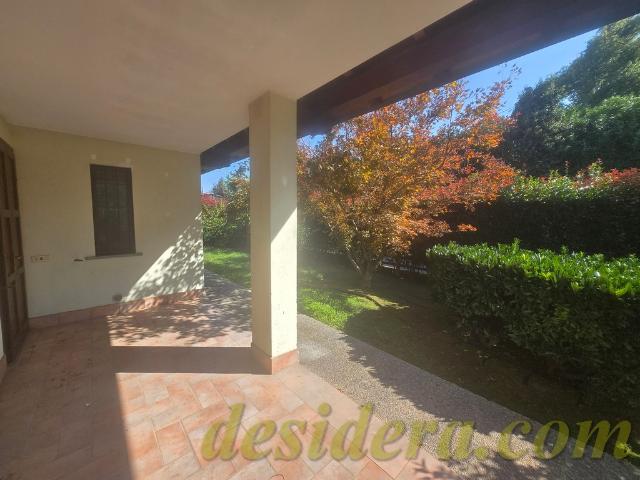 Villa bifamiliare non arredata e giardino