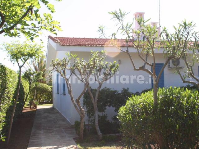 Villa bifamiliare piazza Italia 3, Ostuni Costa, Ostuni