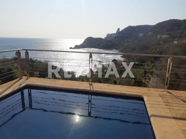Casa Sola en Brisas del Marqués: Alberca con Vista al Mar y Techos Altos En Venta en Acapulco