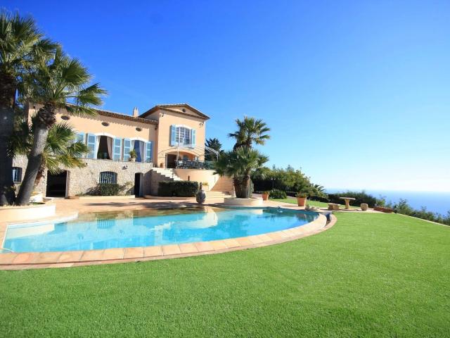 Villa Bourgeoise De 8 Pieces Avec Vue Mer Panoramique Entre. 390m² Saint Raphaël
