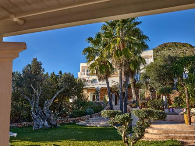 VILLA CAN ROSELL – Un Refugio de Lujo con Acceso Directo a la Vida Urbana