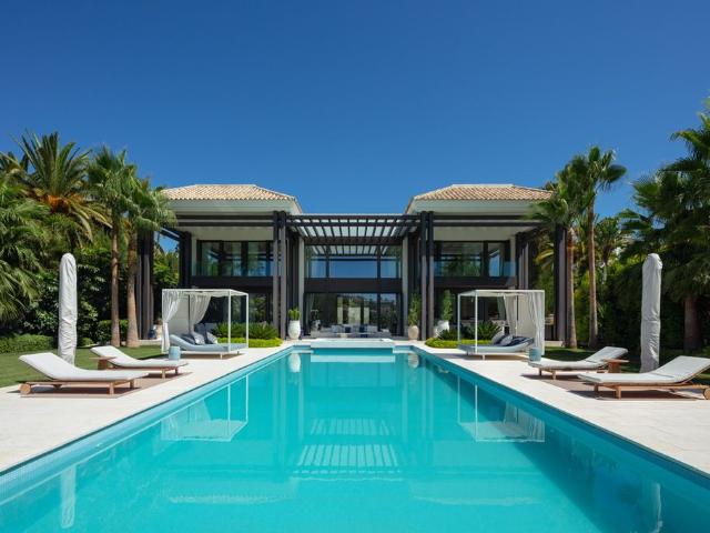Villa / Chalet de 1033 m2 en venta en Nueva Andalucia, España