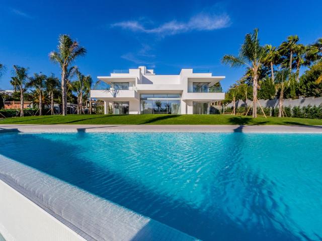 Villa / Chalet de 1100 m2 en venta en Guadalmina baja, Marbella, Provincia de Málaga, Andalucía