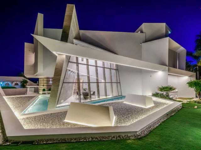 Villa / Chalet de 1229 m2 en venta en Marbella, España