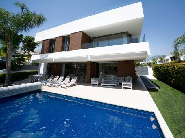Villa / Chalet de 306 m2 en alquiler en Estepona, Andalucía