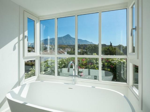 Villa / Chalet de 373 m2 en venta en Marbella, España
