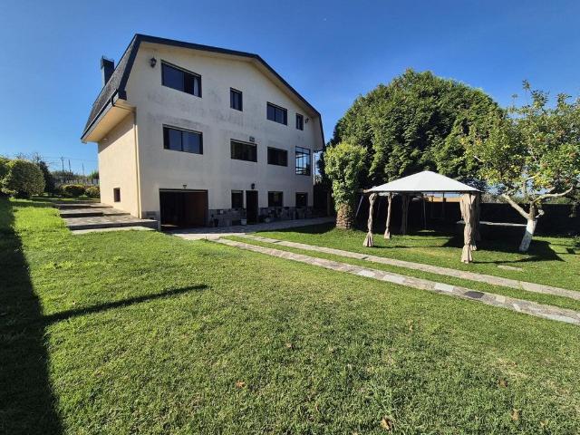Villa / Chalet de 380 m2 en alquiler en Vigo, España