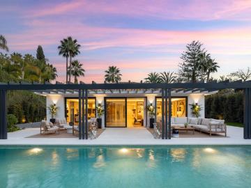 Villa / Chalet de 380 m2 en venta en Marbella, España