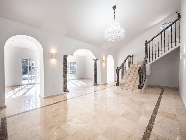 Villa / Chalet de 466 m2 en venta en Nueva Andalucia, Andalucía