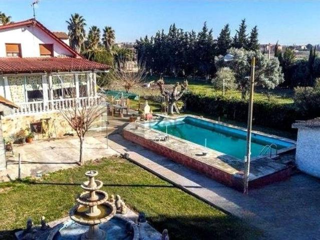 Villa / Chalet de 526 m2 en venta en Zaragoza, España