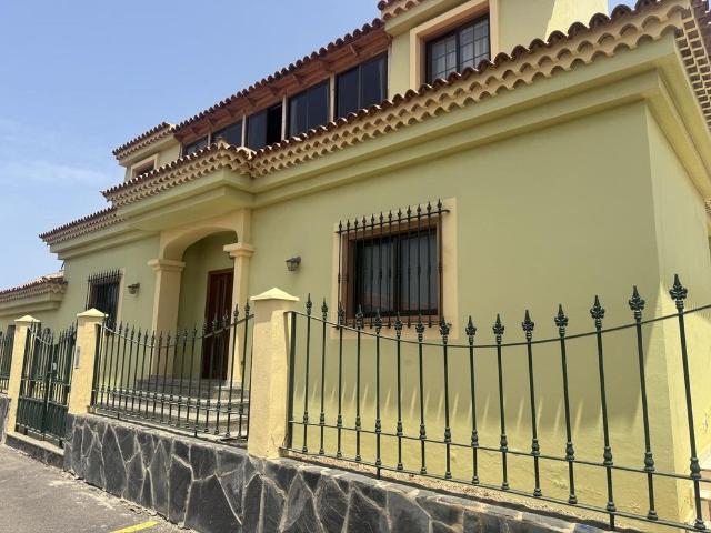 Villa / Chalet de 544 m2 en venta en Arona, Canarias