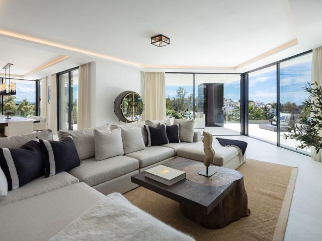 Villa / Chalet de 555 m2 en venta en Marbella, España