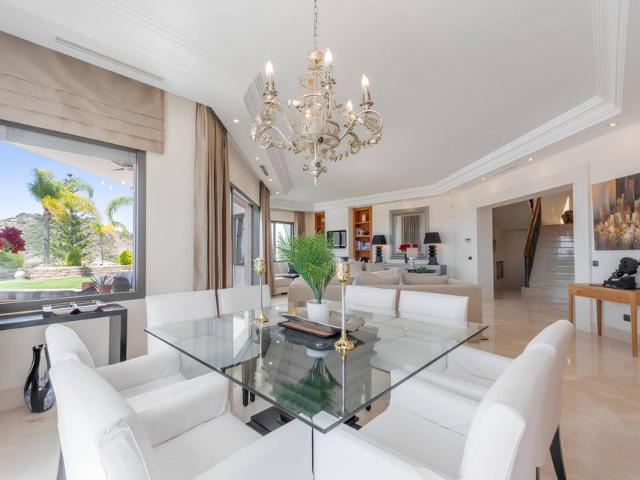 Villa / Chalet de 648 m2 en venta en Los Arqueros, Estepona, Andalucía