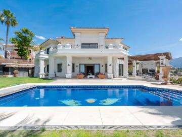 Villa / Chalet de 648 m2 en venta en Los Arqueros, Estepona, Andalucía