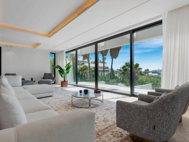 Villa / Chalet de 825 m2 en venta en Marbella, Andalucía
