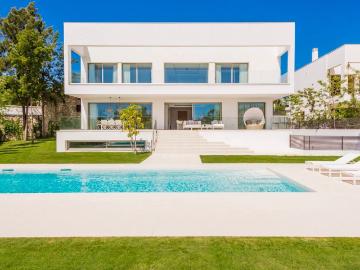 Villa / Chalet de 885 m2 en venta en Guadalmina baja, Marbella, Andalucía