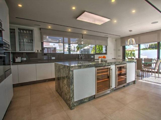 Villa / Chalet de 911 m2 en venta en Puerto Banús, Andalucía
