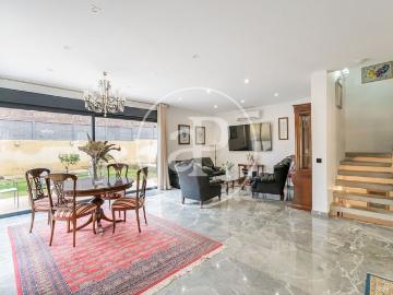 Villa en venta en Calle del Río Sella - Jardín