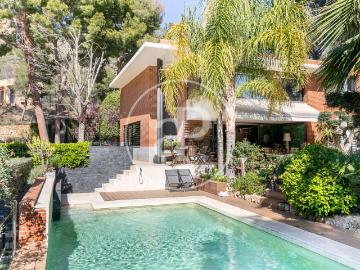Villa en venta en Urbanització Els Monestirs - Jardín