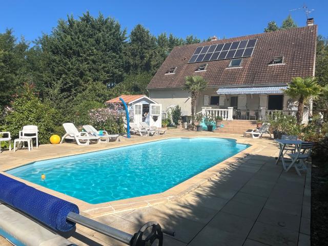 VILLA CINQ CHAMBRES ET PISCINE