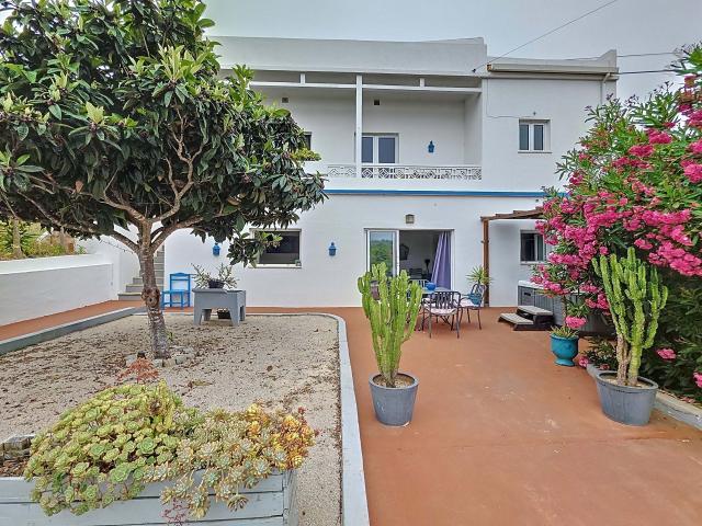 Villa com 3 apartamentos independentes, piscina e licença de alojamento ativa em Boliqueime