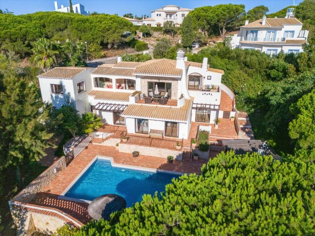 Villa com frente ao golfe e vista para o mar e piscina priva. 211m² Budens