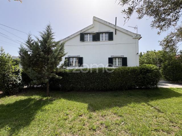 Villa com pátio e área total de 520 m² em Raposeiras / Sintra