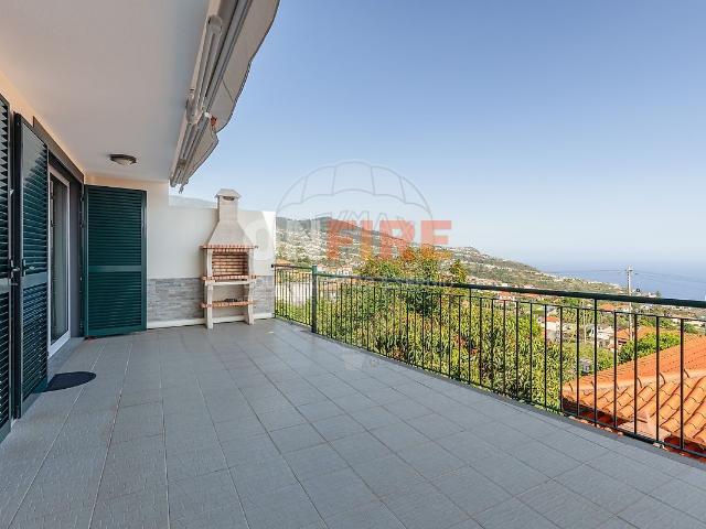 Villa com vista mar e 3 quartos em Estreito da Calheta