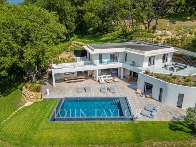 Villa contemporaine moderne dans un domaine sécurisé