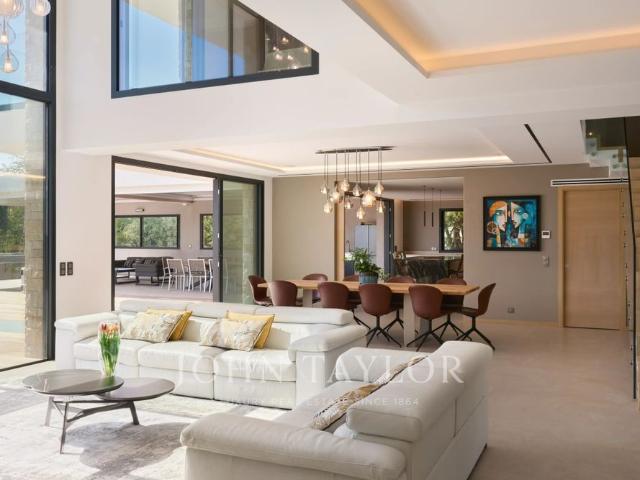 Villa contemporaine neuve de haut standing à Roquefort – 6 chambres, piscine et salle de sport