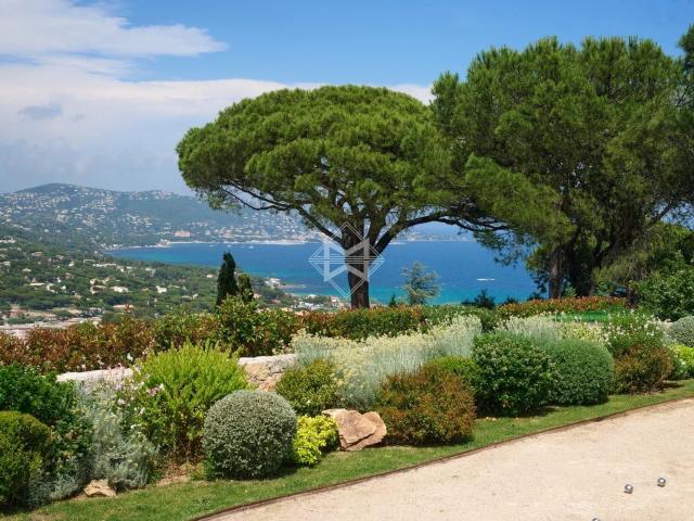 Villa contemporaine neuve avec cinq suites de plain pied et. 395m² Sainte Maxime
