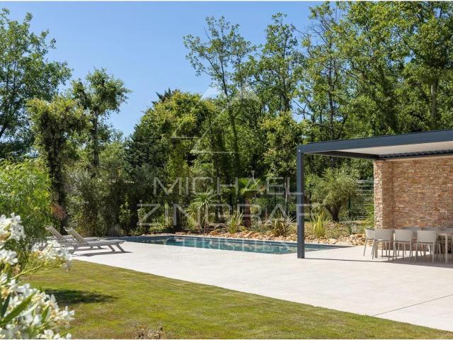 Villa Contemporaine Nichée dans un Écrin de Verdure 220m² Fayence