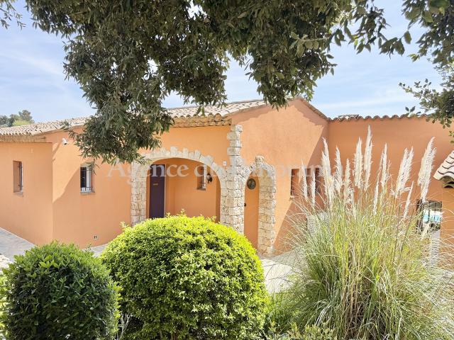 VILLA CONTEMPORAINE AU GRAND CALME