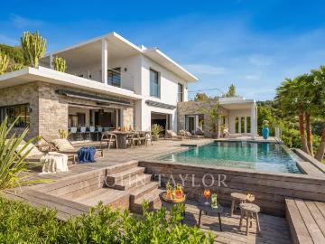 Villa contemporaine avec 4 chambres en suite à louer à Mougins Vue mer panoramique, piscine chauffée