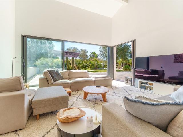 Villa contemporaine avec parc paysager et piscine lagon Lattes