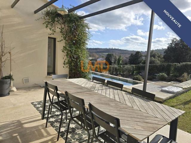 Villa contemporaine avec piscine et vue Luberon
