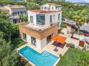 Villa contemporaine avec piscine et vue mer