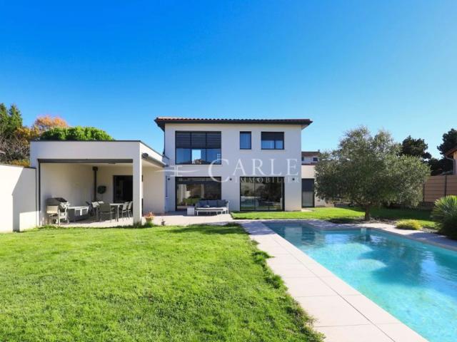 Villa contemporaine avec piscine et dépendances