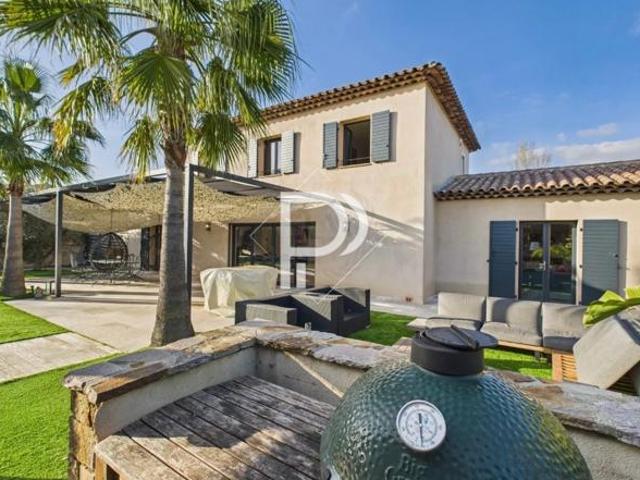 Villa contemporaine avec piscine et jardin