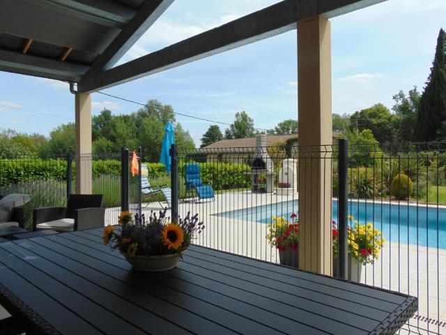 Au 31290 Belle villa sur grand terrain avec piscine
