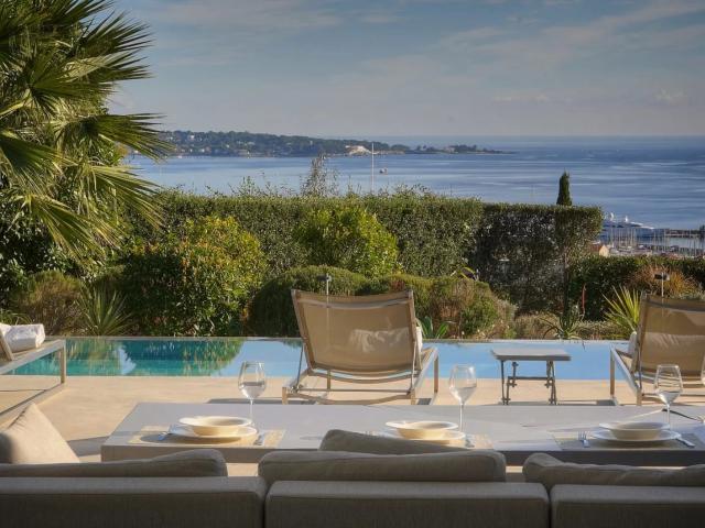 Villa contemporaine avec vue mer à Super Cannes