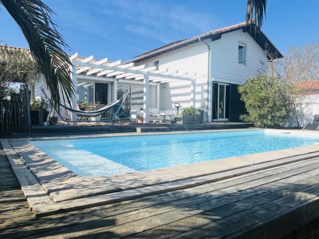Villa contemporaine avec vue panoramique sur les montagnes